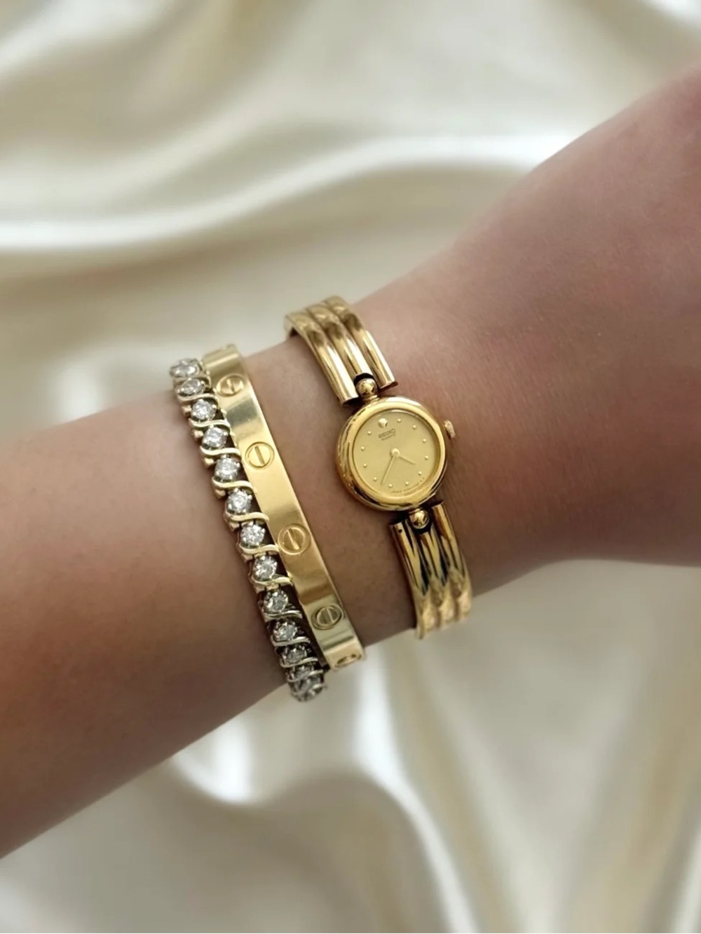 AUTHENTIC RARE VINTAGE SEIKO DAINTY GOLD BANGLE WATCH